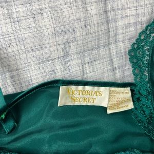 EMERALD GREEN VINTAGE 80s VICTORIA’S SECRET GOLD LABEL SATIN LONG GOWN